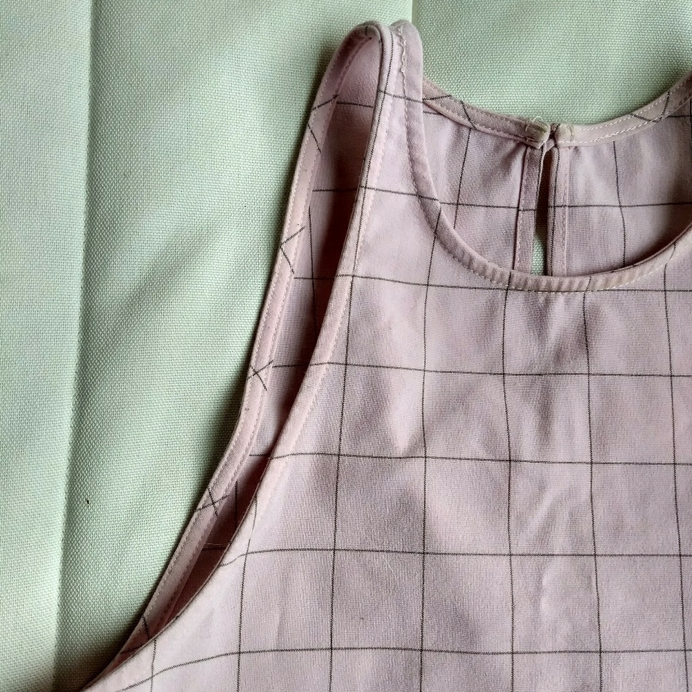 pink grid crop top w/ split back detail 🌸